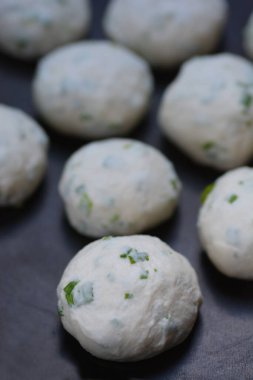 Yeşil soğanlı krep için küçük hamur topları.