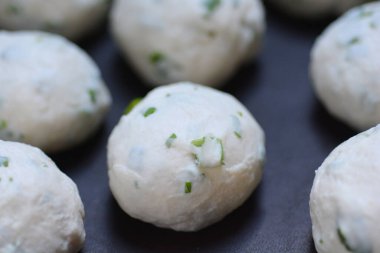 Yeşil soğanlı krep için çiğ hamur topları