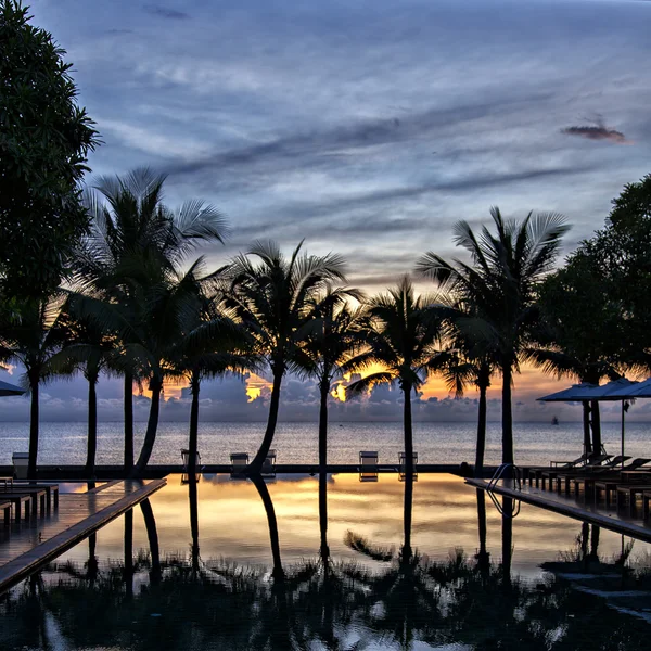 Luksusowy basen na zachodzie słońca — Zdjęcie stockowe