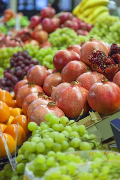 Étal de marché de fruits et légumes — Photo