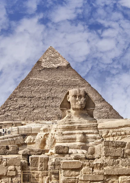 Сфинкс и пирамиды Гизы — стоковое фото