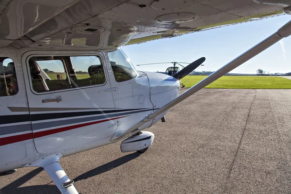 Klein vliegtuig in privé-luchthaven — Stockfoto