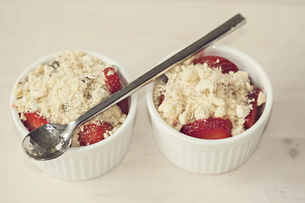 Erdbeer-Crumble-Dessert — Stockfoto