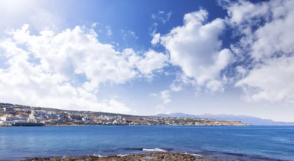 Cidade costeira em Creta, na Grécia — Fotografia de Stock