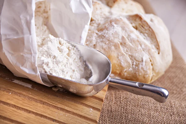 Lopatka mouky a čerstvý chléb — Stock fotografie