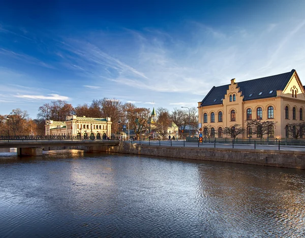 Prédios Uppsala junto ao rio — Fotografia de Stock