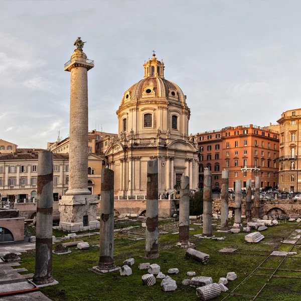 Coucher de soleil sur la colonne Trajans Rome — Photo