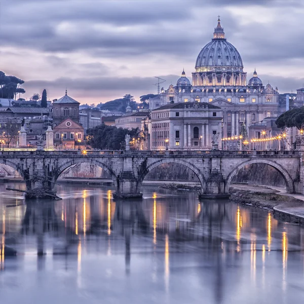 Roma ve tiber Nehri'nin alacakaranlıkta — Stok fotoğraf