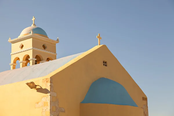 Pequena igreja amarela — Fotografia de Stock