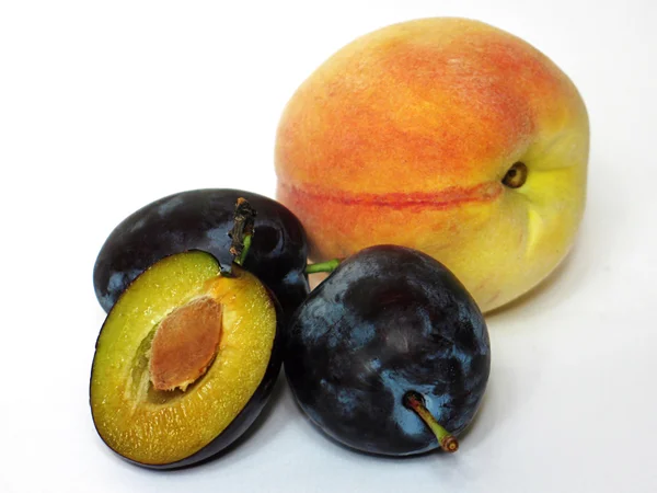 Plums and peach — Stock Photo, Image