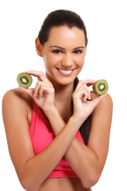 esmer Bayan beyaz zemin üzerine kivi ile poz