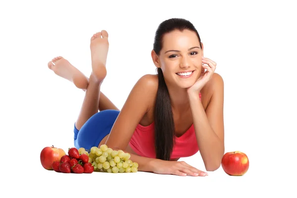 Gezonde jonge brunette vrouw poseren met vruchten — Stockfoto