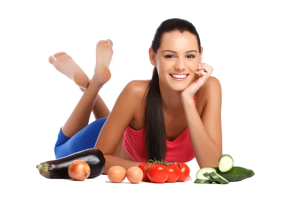 Brunette adolescente avec des légumes sains sur fond blanc — Photo