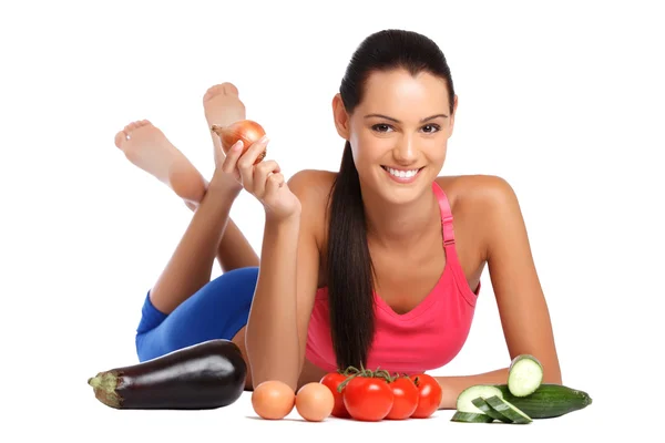 Mujer morena posando con verduras saludables — Foto de Stock