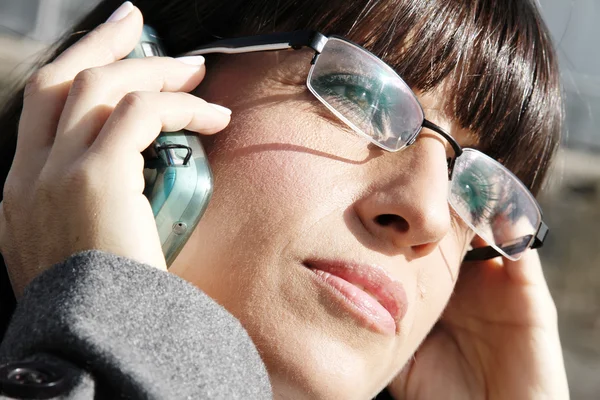 Business woman talking on the phone — Stock Photo, Image