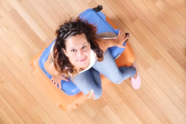 Menina sentada em malas — Fotografia de Stock