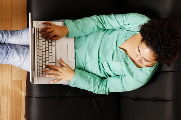 Surfen auf dem Sofa — Stockfoto