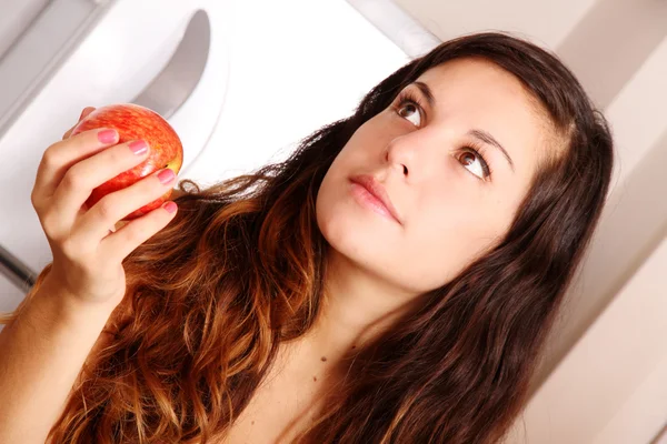 Ung kvinne med eple – stockfoto