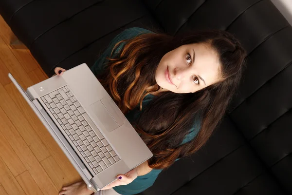 Ung flicka med en bärbar dator — Stockfoto