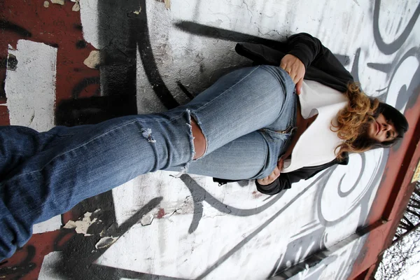 Chica apoyada en una pared — Foto de Stock