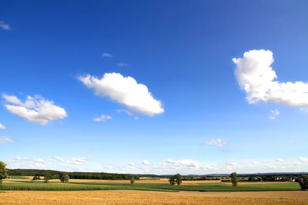 Tyska landskap under en blå himmel — Stockfoto
