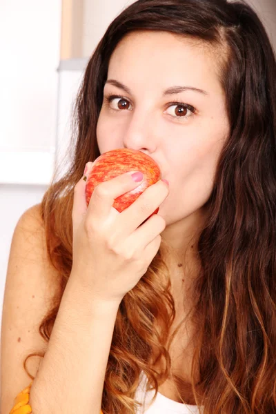 Comer una manzana — Foto de Stock