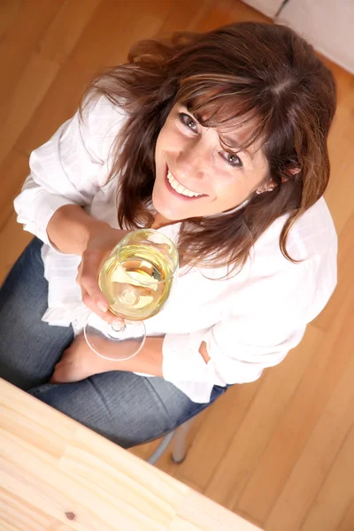 Mulher com vinho — Fotografia de Stock