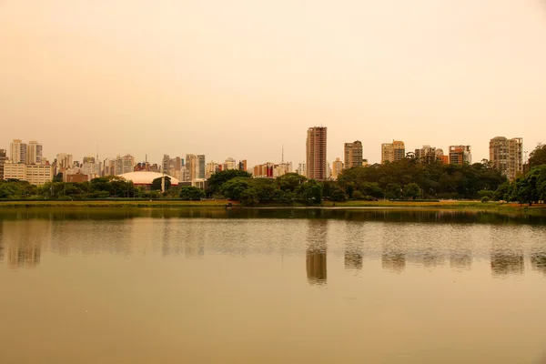 Kvällen i Ibirapueraparken i sao paulo — Stockfoto