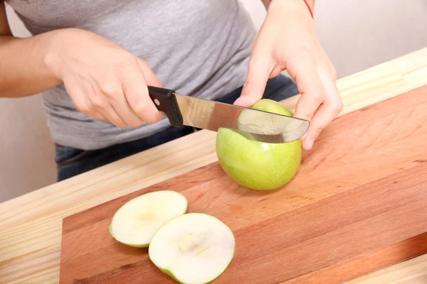 Couper une pomme — Photo