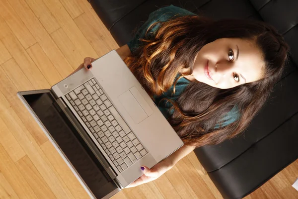 Giovane ragazza con un computer portatile — Foto Stock