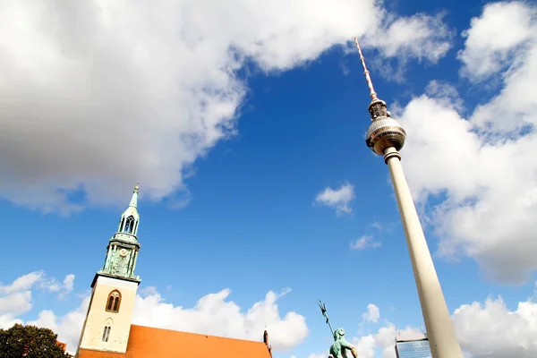 Marienkirche a televizní věž v Berlíně — Stock fotografie