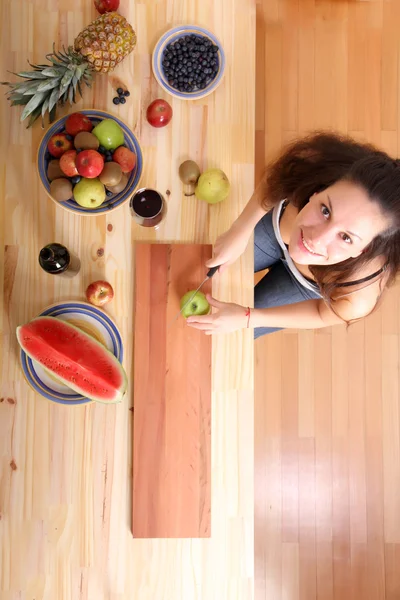 Cutting fruits — Stock Photo, Image