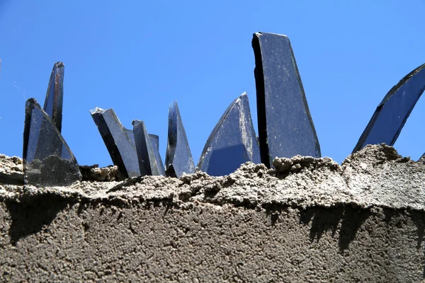 Muur met glasscherven — Stockfoto