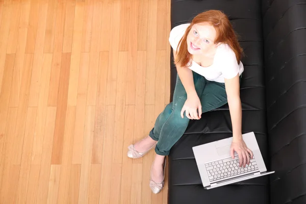 Menina Ruiva jovem com um laptop — Fotografia de Stock