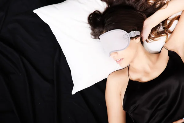 Mujer joven durmiendo con Eyeshades — Foto de Stock