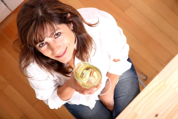 Mulher com vinho — Fotografia de Stock