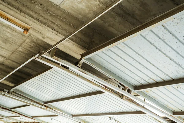 Потолок гаража — стоковое фото