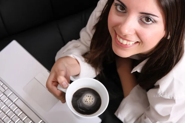 咖啡和便携式计算机 — 图库照片