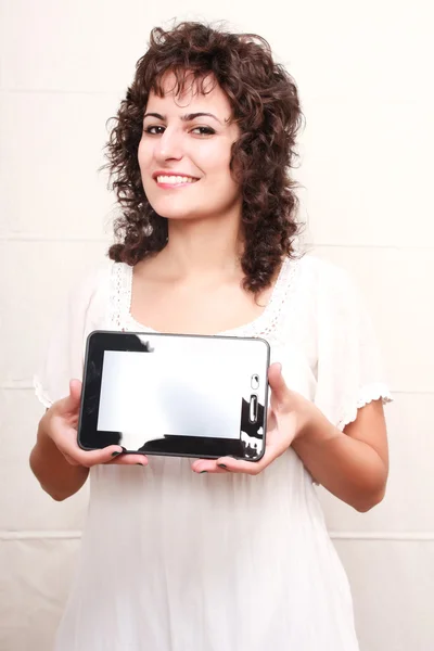 Frau mit Tablet-PC — Stockfoto