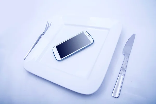 Smartphone yemek — Stok fotoğraf