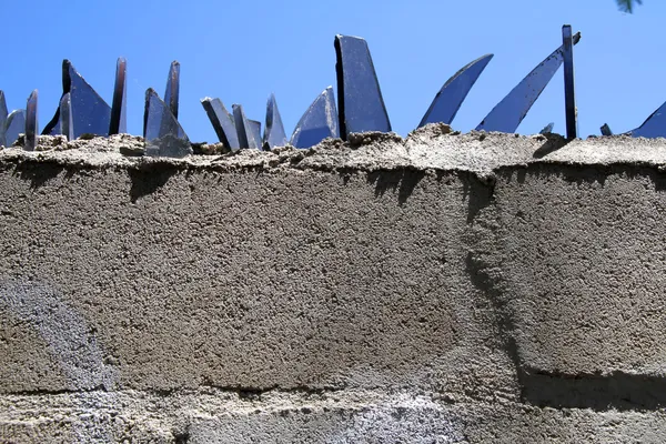 Muur met glasscherven — Stockfoto