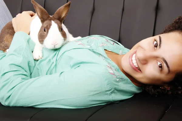 Braziliaans meisje met een konijn — Stockfoto