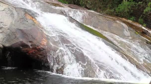 Acqua che scorre su una roccia — Video Stock