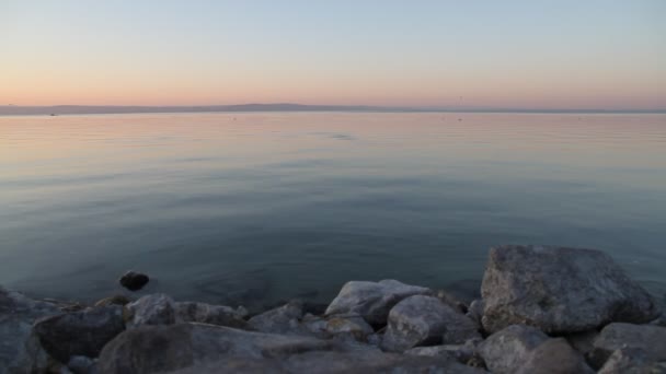 Захід сонця на озері Балатон. — стокове відео