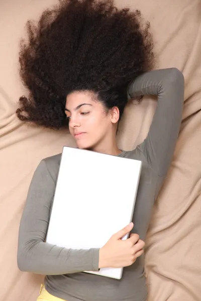 Donna con un computer portatile — Foto Stock