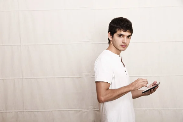 Mladý muž s počítači tablet pc — Stock fotografie