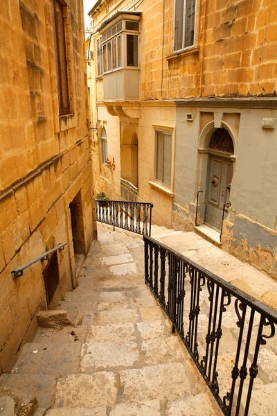 在 birgu 街 — 图库照片