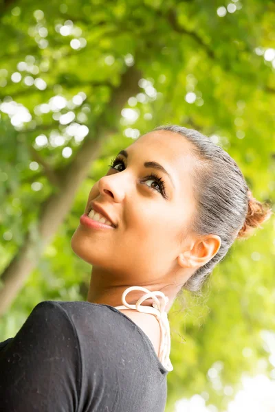 Jeune fille dans le parc — Photo