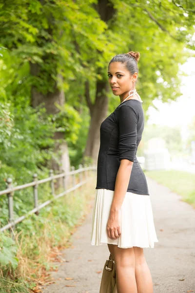 Jeune fille marchant dans le parc — Photo