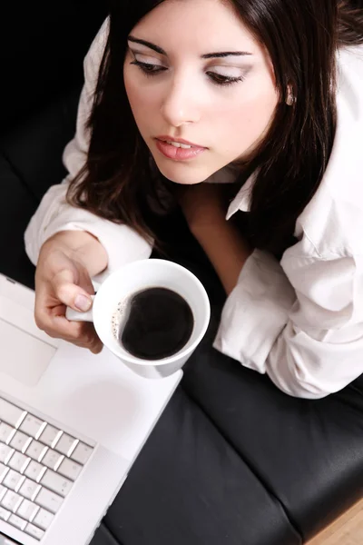 Kaffe och laptop — Stockfoto